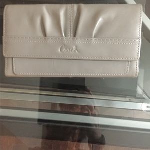 Genuine leather handbag with handbag included